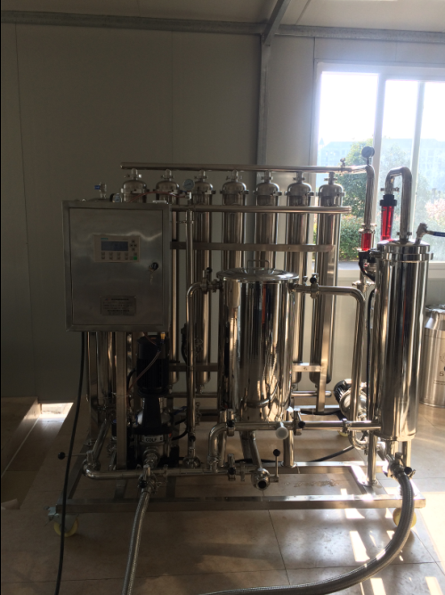 黃山市藍(lán)莓生態(tài)園有限公司 藍(lán)莓酒錯(cuò)濾膜過濾現(xiàn)場(chǎng)